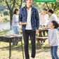 バーベキュー（BBQ）40代50代の服装3点メンズコーデセット  ブルーチェックシャツ×白VネックTシャツ×黒スキニーテーパードチノパンツ