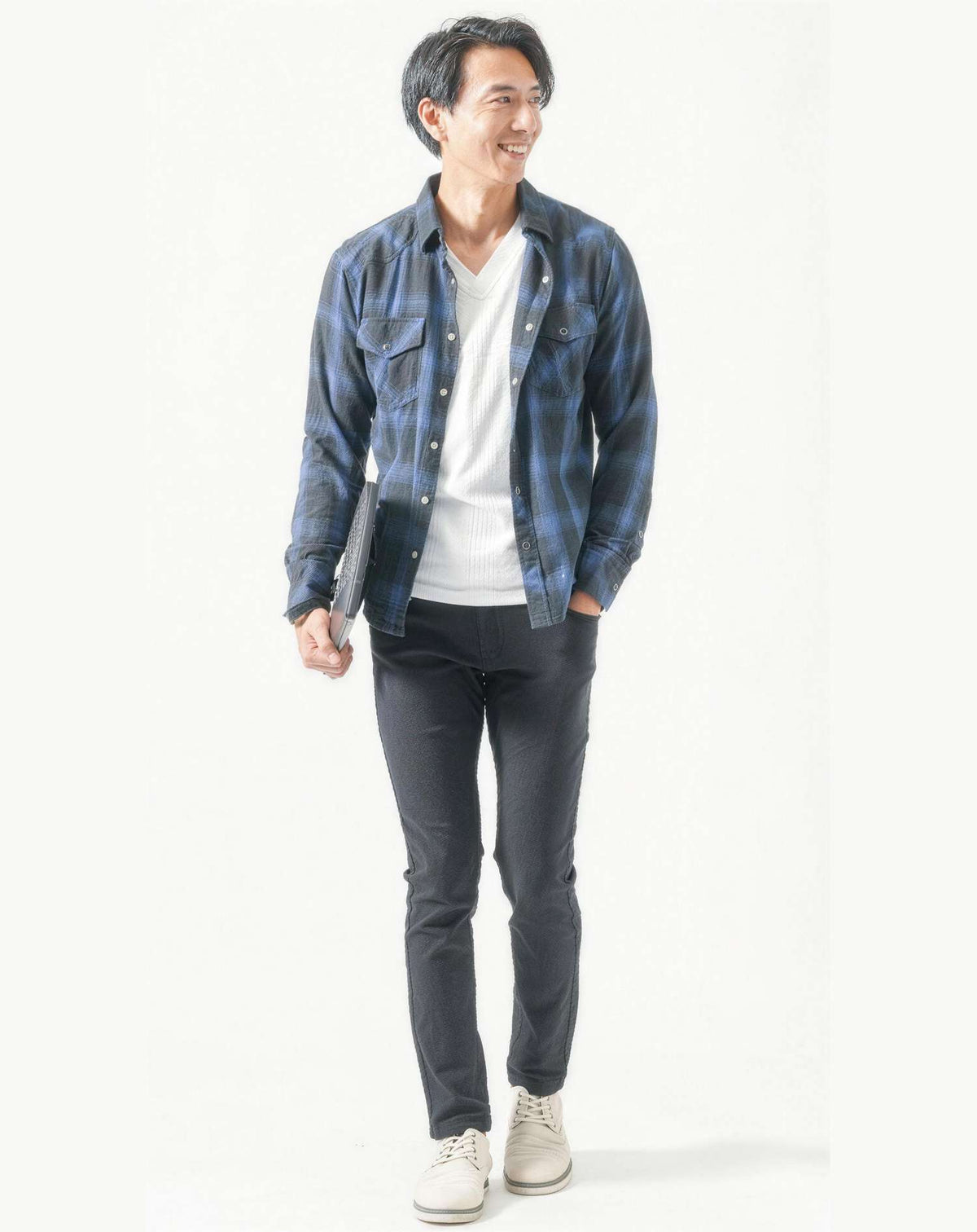 バーベキュー（BBQ）40代50代の服装3点メンズコーデセット  ブルーチェックシャツ×白VネックTシャツ×黒スキニーテーパードチノパンツ