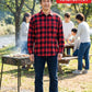 バーベキュー（BBQ）40代50代の服装3点メンズコーデセット  ブルーチェックシャツ×白VネックTシャツ×黒スキニーテーパードチノパンツ