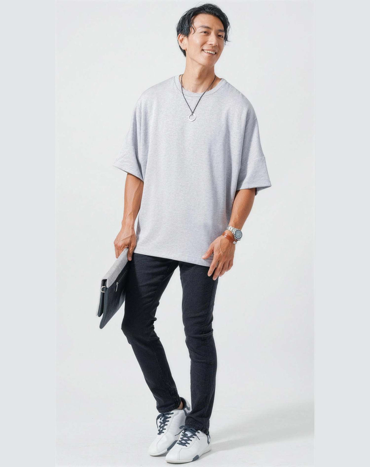 バーベキュー（BBQ）40代50代の服装2点メンズコーデセット  グレークルーネックTシャツ×黒テーパードパンツ
