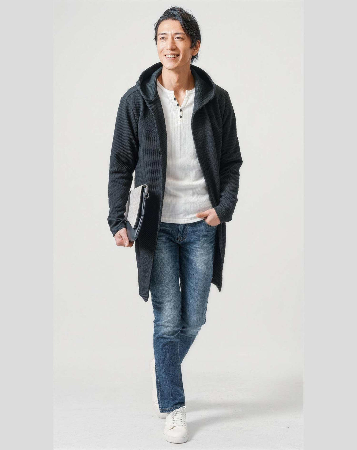 バーベキュー（BBQ）40代50代の服装3点メンズコーデセット  黒フーディガン×白ヘンリーネックTシャツ×ネイビーデニムパンツ