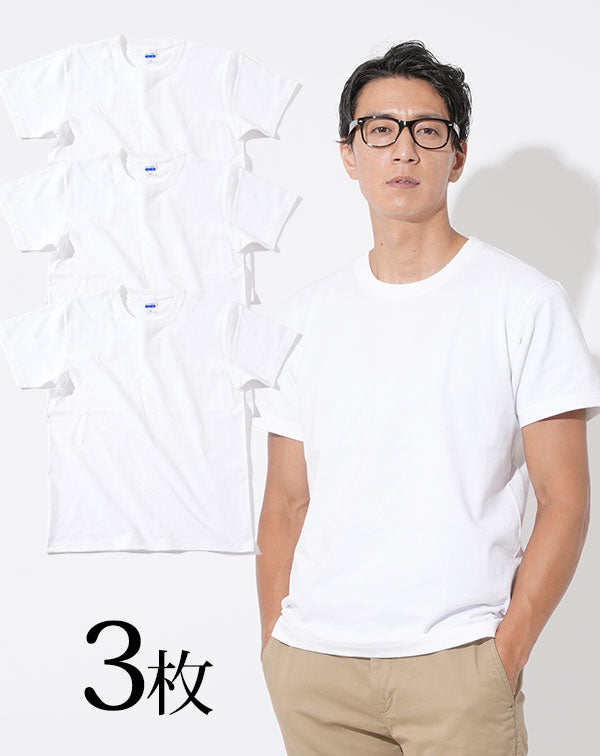 白Tシャツ3枚セットを着用するメガネの男性、シンプルで使い勝手の良いパックTシャツ
