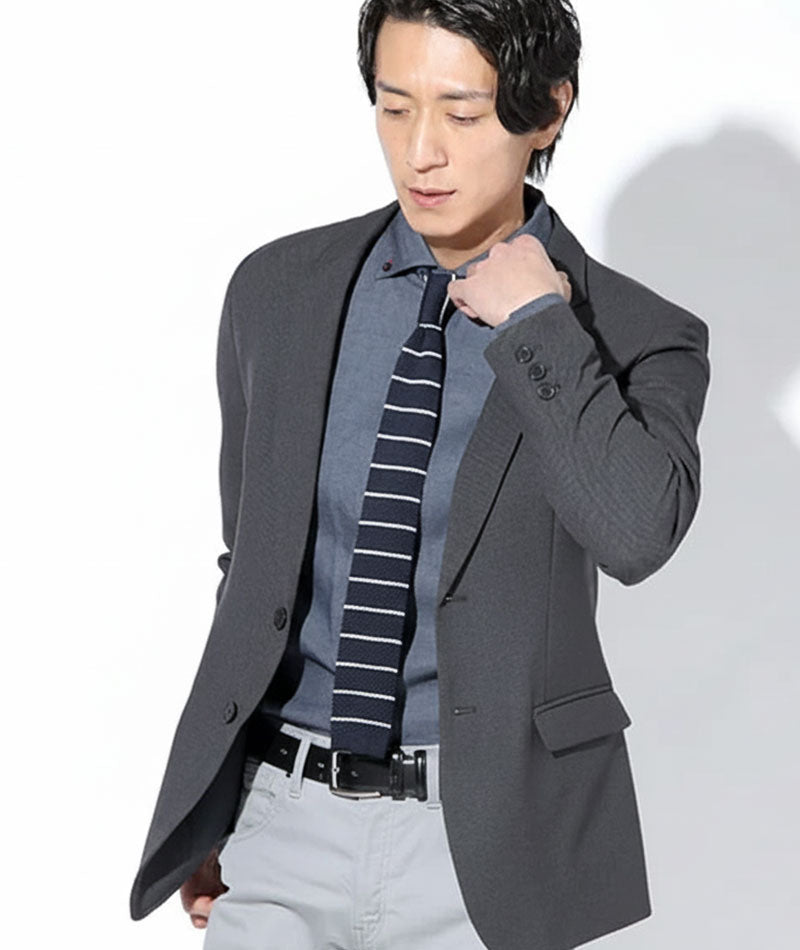 40代メンズ3点コーデセット グレーテーラードジャケット×黒長袖Tシャツ×ベージュストレッチスリムチノパンツ biz