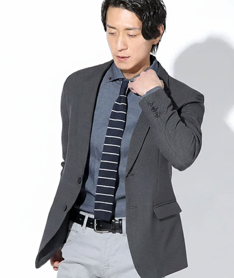 50代メンズ3点コーデセット グレーテーラードジャケット×黒長袖Tシャツ×カーキストレッチチノパンツ biz