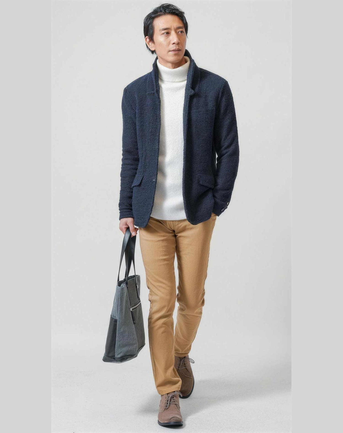 忘年会の服装40代50代3点メンズコーデセット  ネイビーテーラードジャケット×白タートルニット×ベージュスキニーパンツ