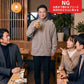 忘年会の服装40代50代3点メンズコーデセット  ネイビーテーラードジャケット×白タートルニット×ベージュスキニーパンツ