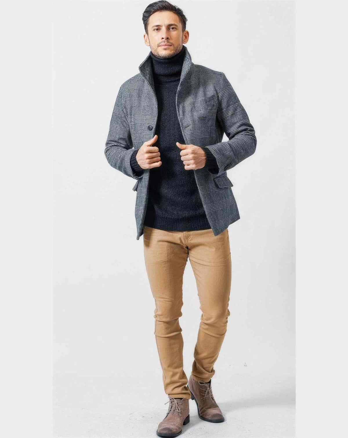忘年会の服装40代50代3点メンズコーデセット  グレンチェックイタリアンスタンドカラージャケット×黒タートルネックニット×ベージュスキニーテーパードパンツ