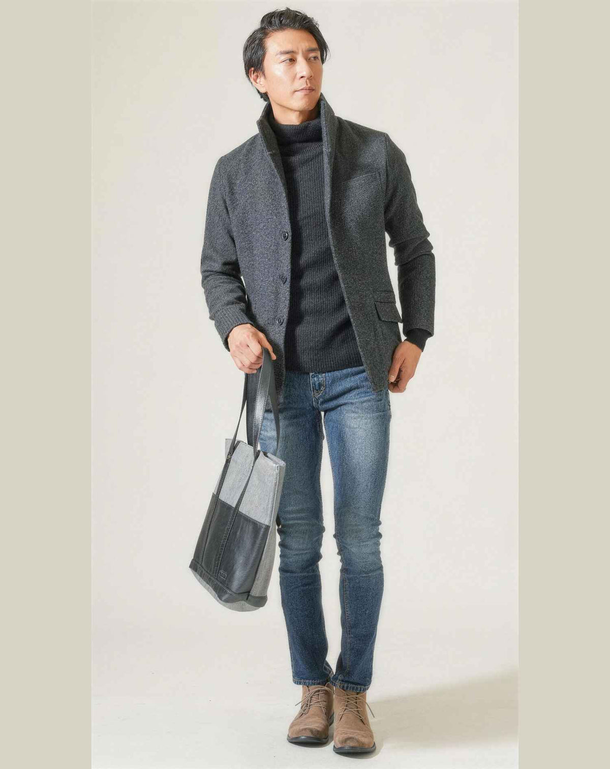 忘年会の服装40代50代3点メンズコーデセット  ブラックイタリアンスタンドカラージャケット×黒タートルネックニット×ネイビーテーパードデニムパンツ