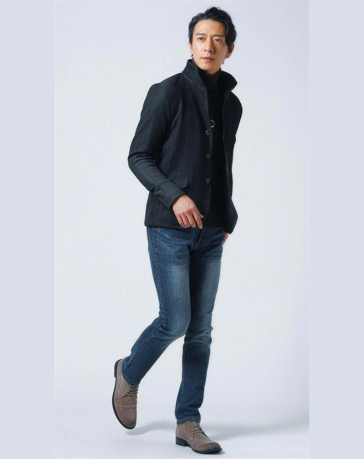 忘年会の服装40代50代3点メンズコーデセット  黒ワイヤー入りイタリアンスタンドカラージャケット×黒タートルネックニット×ネイビーテーパードデニムパンツ
