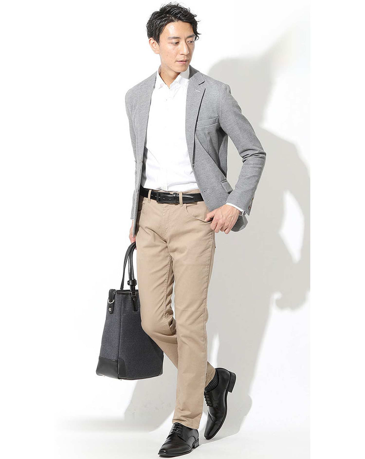 忘年会ホテル会場の服装40代50代3点メンズコーデセット  グレーテーラードジャケット×白シャツ×ベージュスリムチノパン