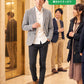 忘年会ホテル会場の服装40代50代3点メンズコーデセット  グレーテーラードジャケット×白ボタンダウンシャツ×黒スキニーパンツ