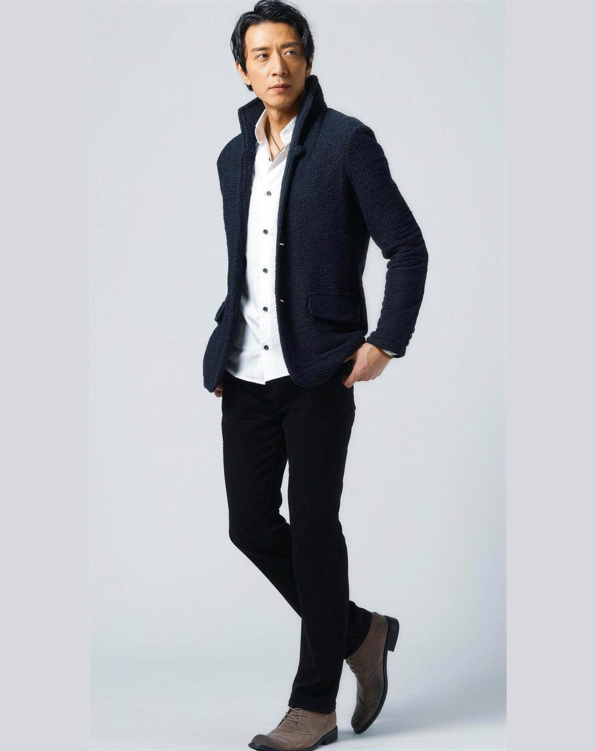 ホテルディナー40代50代の服装3点メンズコーデセット ネイビースタンドカラージャケット×白シャツ×黒スキニーチノパンツ