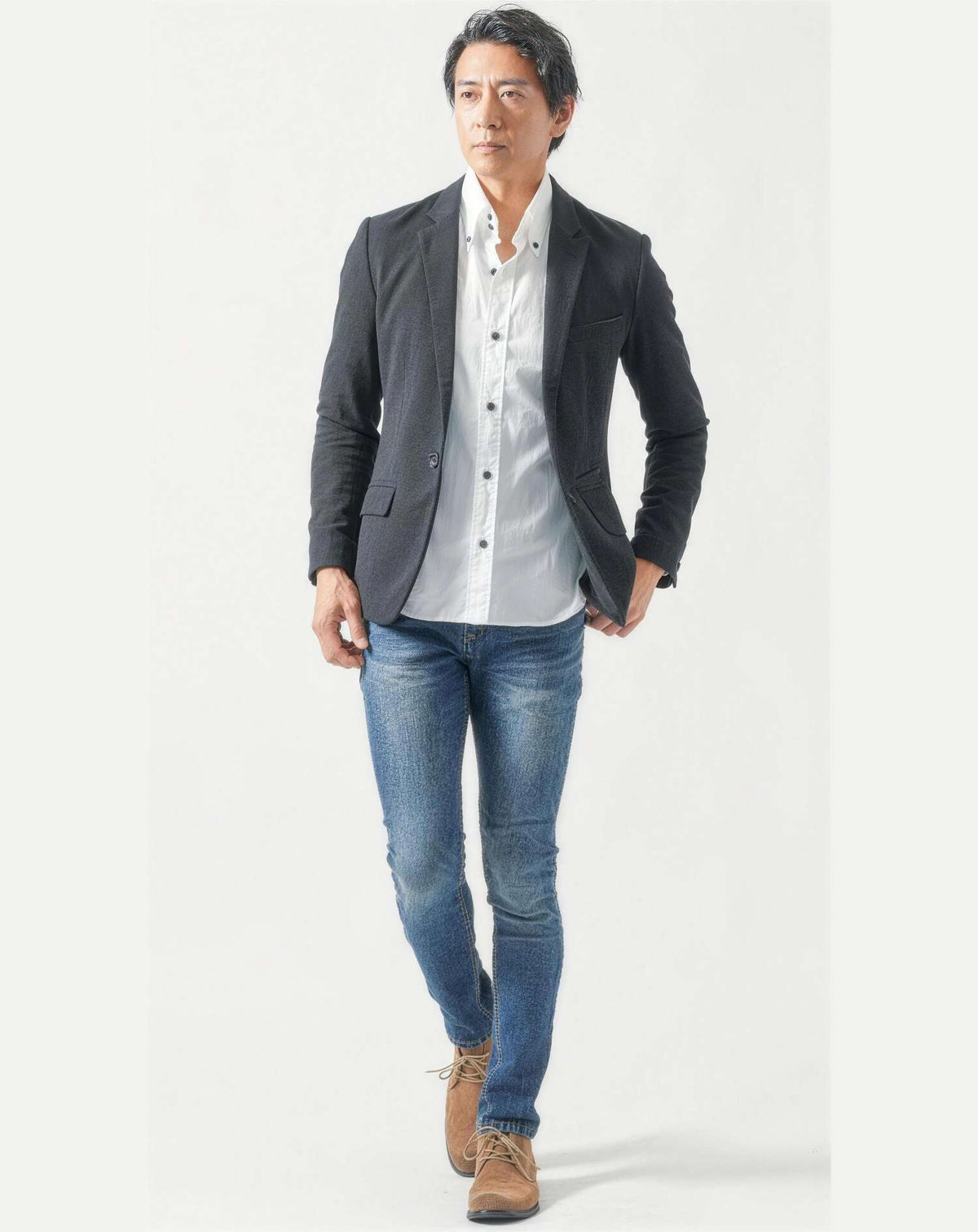 ホテルディナー40代50代の服装3点メンズコーデセット 黒テーラードジャケット×白シャツ×ネイビーテーパードデニムパンツ