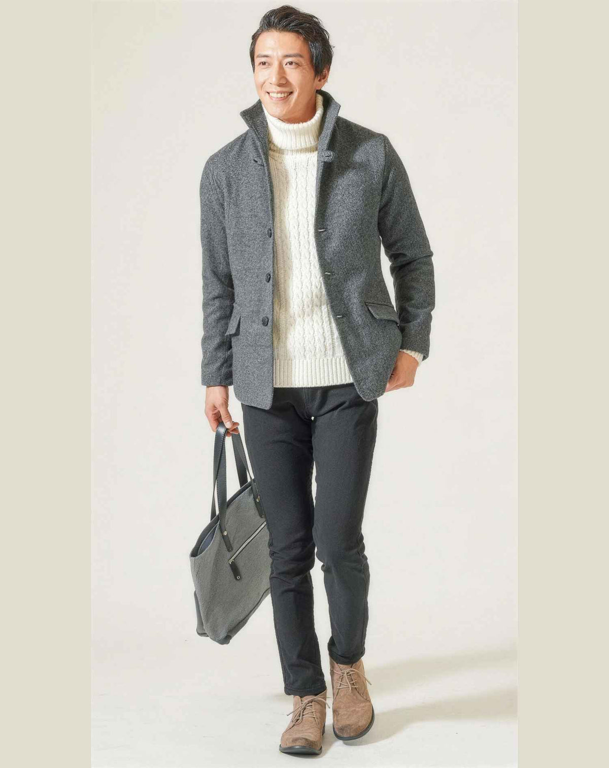 ホテルディナーの服装40代50代3点メンズコーデセット グレーイタリアンカラージャケット×ホワイトタートルネックニット×黒スキニーテーパードチノパンツ