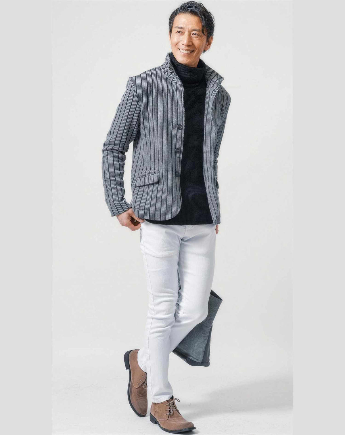 ホテルディナーショーに行く時の服装40代50代3点メンズコーデセット グレースタンドカラージャケット×黒タートルネックニット×白テーパードパンツ