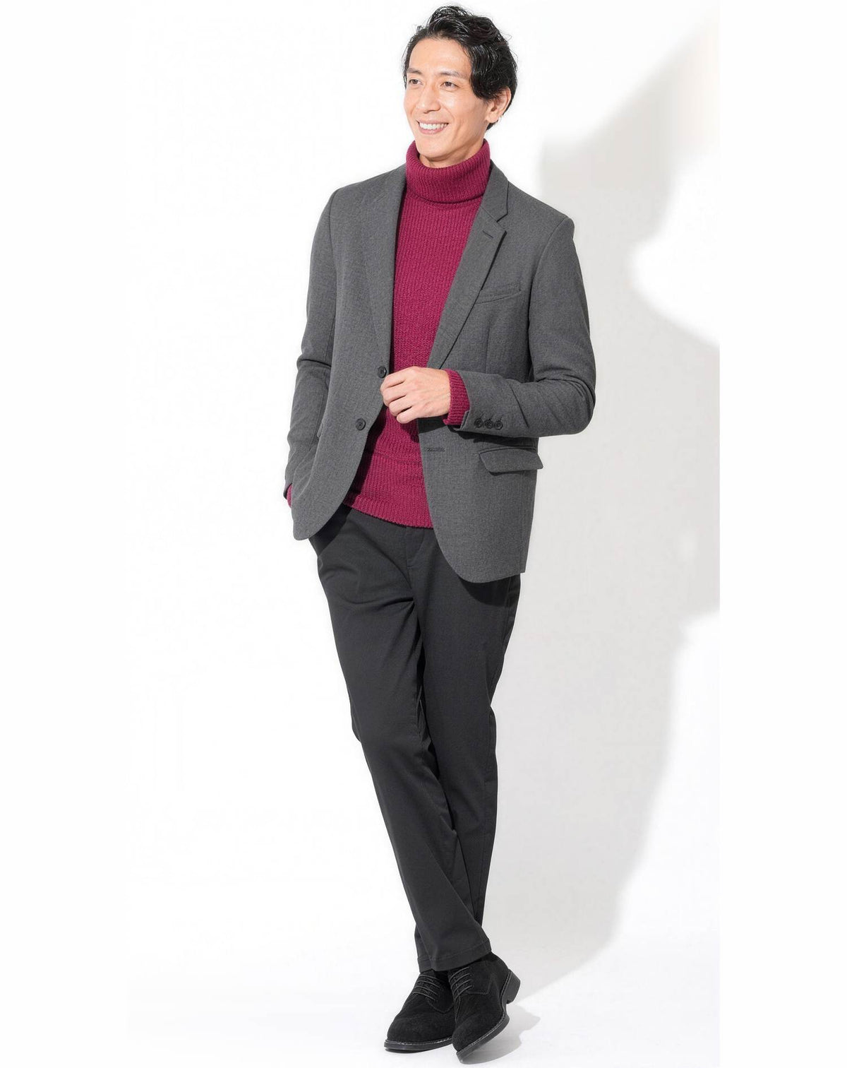 ホテルディナーショーに行く時の服装40代50代3点メンズコーデセット グレーテーラードジャケット×ワインタートルネックセーター×黒テーパードスラックスチノパン