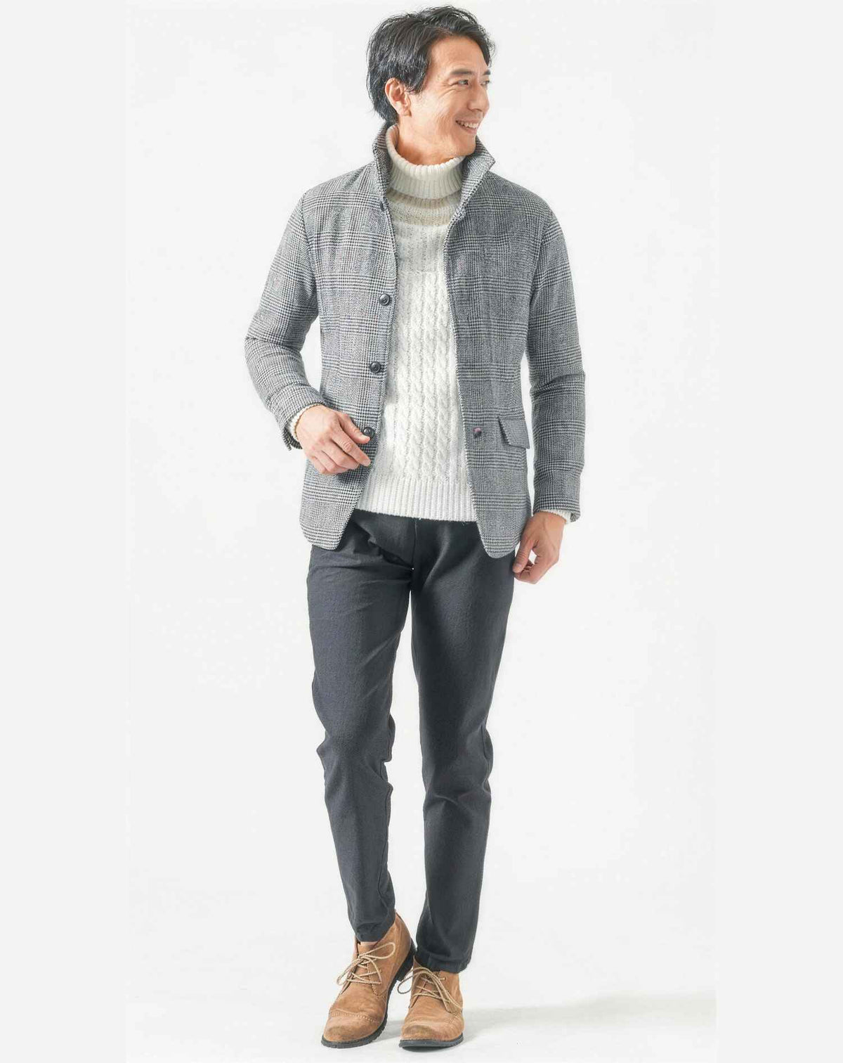 クリスマスディナーの服装40代50代3点メンズコーデセット  グレースタンドカラージャケット×白タートルネックニット×黒テーパードチノパンツ