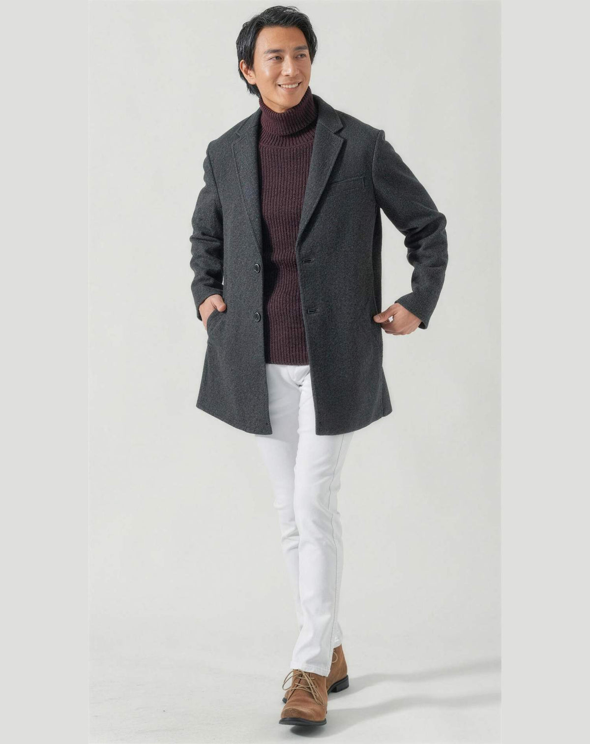 クリスマスディナーの服装40代50代3点メンズコーデセット  黒ロングチェスターコート×ワインタートルネックニット×白スキニーチノパンツ