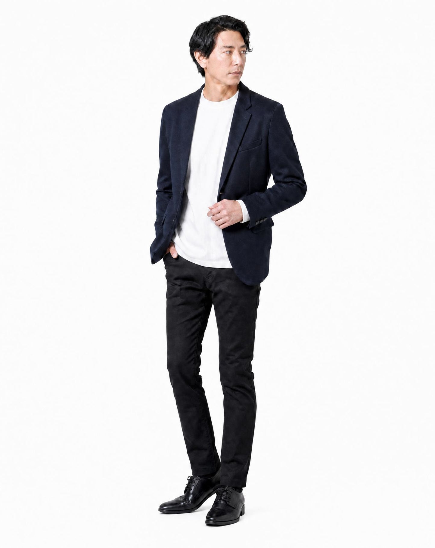40代男性ホテル同窓会向けコーデセット ネイビージャケット×白長袖Tシャツ×黒スリムパンツ