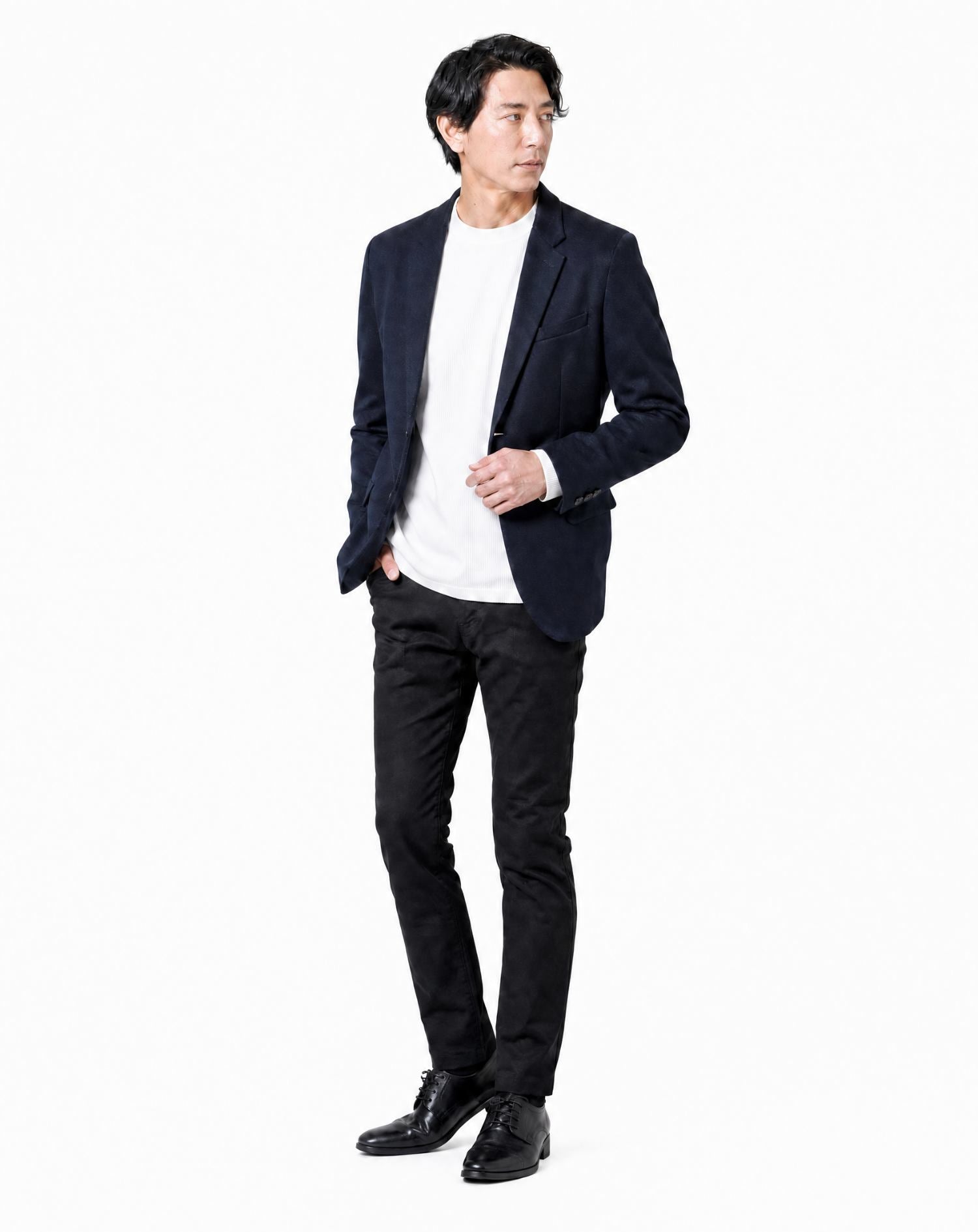 40代男性ホテル同窓会向けコーデセット ネイビージャケット×白長袖Tシャツ×黒スリムパンツ