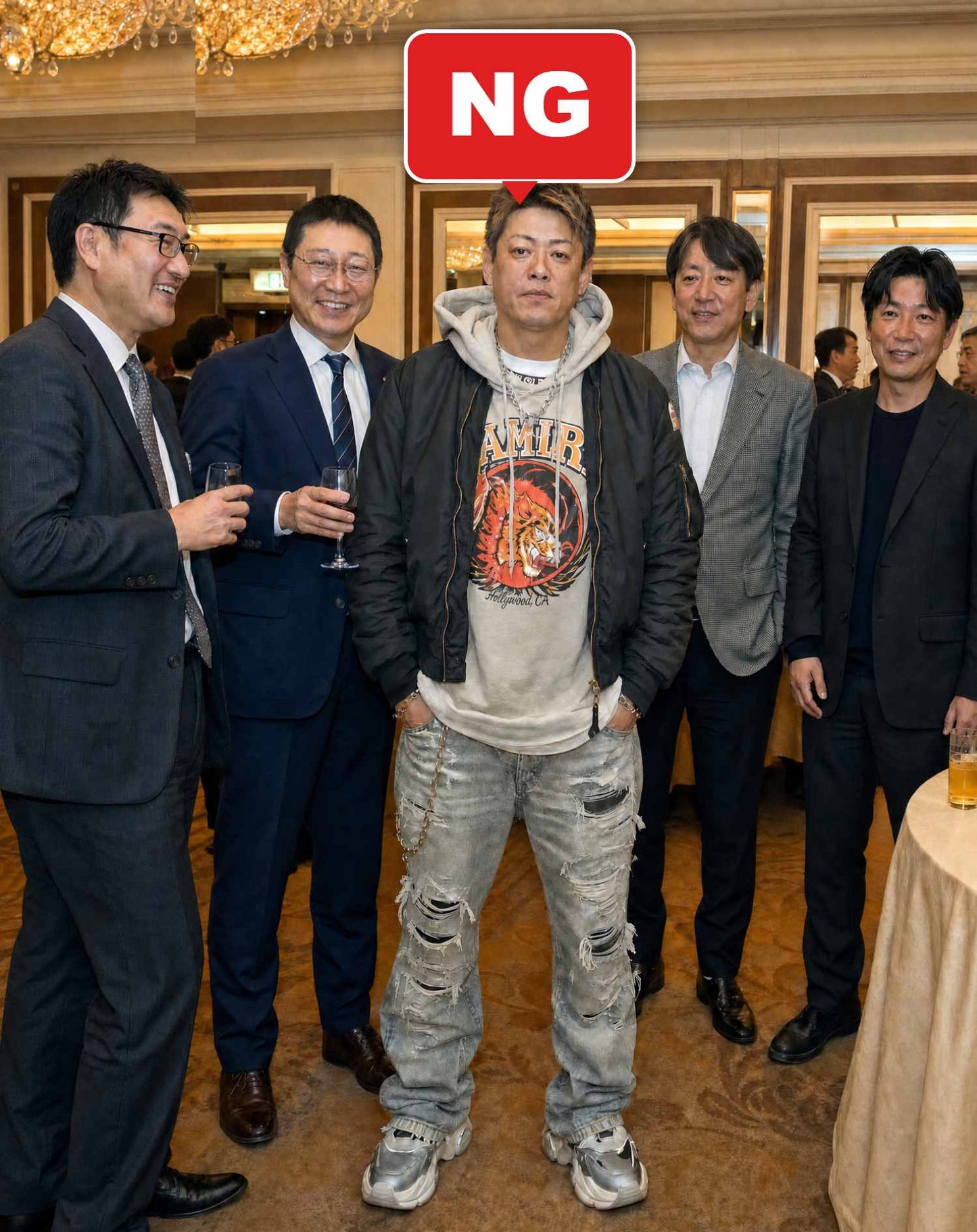 40代男性ホテル同窓会向けコーデセット ネイビージャケット×白長袖Tシャツ×黒スリムパンツ
