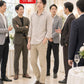 40代男性ホテル同窓会向けスマートカジュアル3点コーデセット ネイビージャケット×黒長袖Tシャツ×グレースラックス