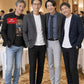 50代男性のホテル同窓会向けスマートカジュアル3点コーデセット グレーテーラードジャケット×白ロンT×黒テーパードパンツ