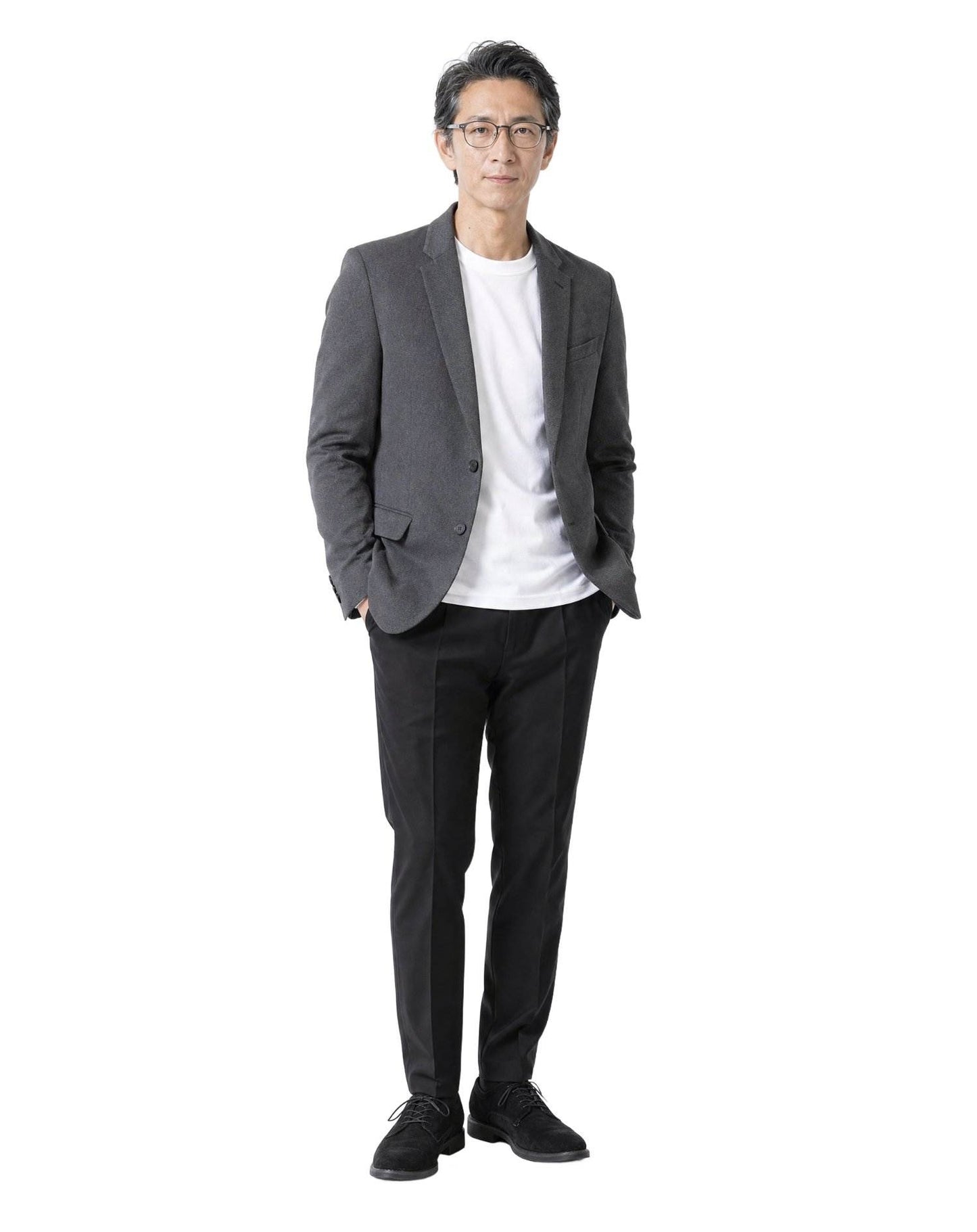 50代男性のホテル同窓会向けスマートカジュアル3点コーデセット グレーテーラードジャケット×白ロンT×黒テーパードパンツ