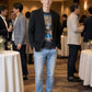 50代男性のホテル同窓会向けスマートカジュアル3点コーデセット グレーテーラードジャケット×白ロンT×黒テーパードパンツ