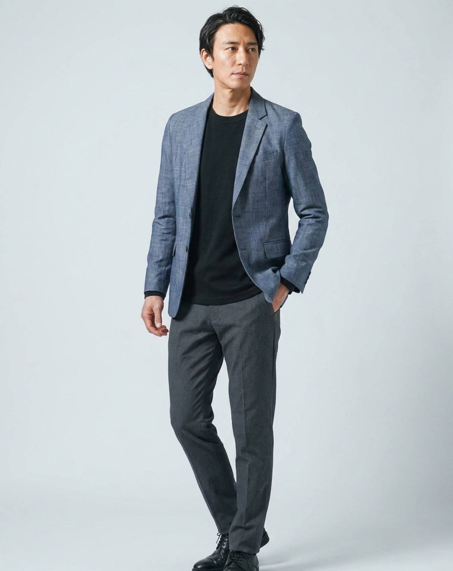 50代男性のホテル同窓会向けスマートカジュアル3点コーデセット デニムテーラードジャケット×黒ロンT×チャコールグレーテーパードパンツ