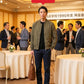 50代男性のホテル同窓会向けスマートカジュアル3点コーデセット デニムテーラードジャケット×黒ロンT×チャコールグレーテーパードパンツ