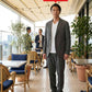 50代男性同窓会・ダイニングバー・カジュアルレストラン向けコーデセット チャコールグレーセットアップ×白長袖Tシャツ