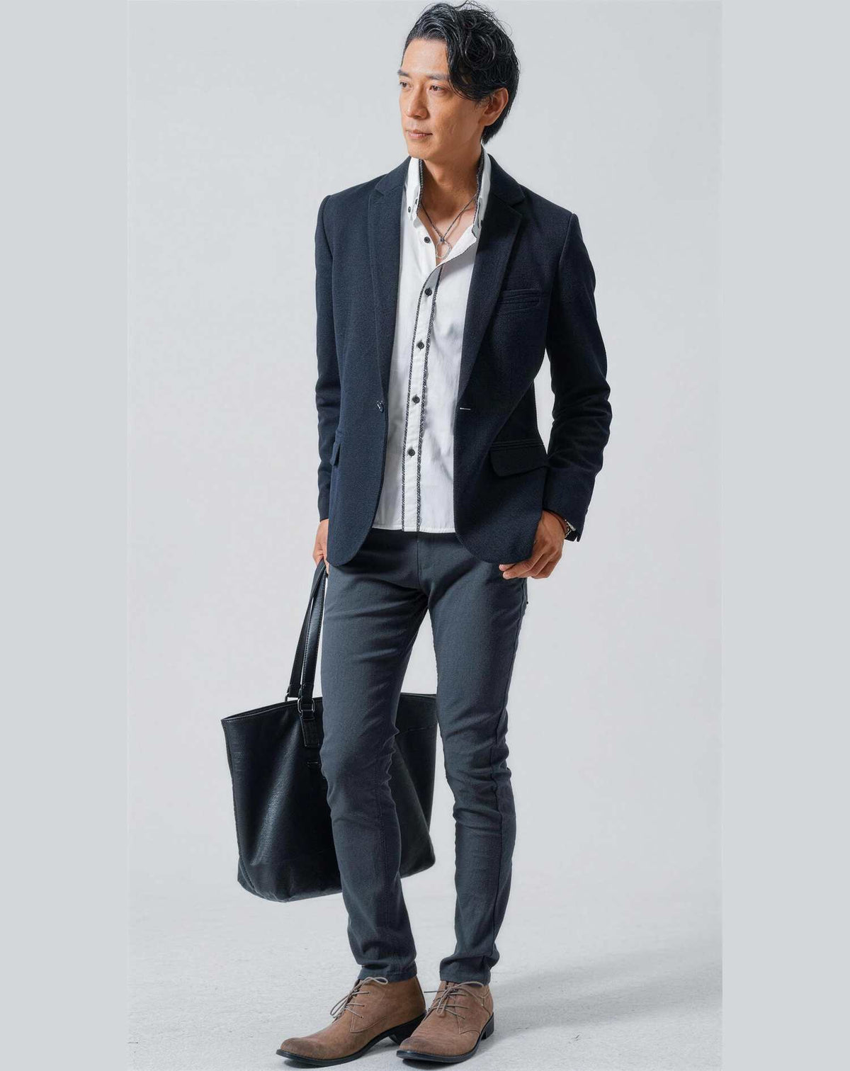 同窓会40代50代の服装3点メンズコーデセット  ネイビーテーラードジャケット×白シャツ×チャコールチノパンツ