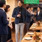 同窓会40代50代の服装3点メンズコーデセット  ネイビーテーラードジャケット×黒タートルネックニット×グレースキニーチノパンツ