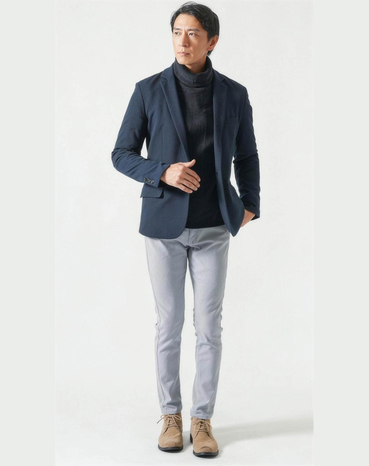 同窓会40代50代の服装3点メンズコーデセット  ネイビーテーラードジャケット×黒タートルネックニット×グレースキニーチノパンツ