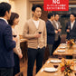 同窓会40代50代の服装3点メンズコーデセット  ネイビーテーラードジャケット×黒タートルネックニット×グレースキニーチノパンツ