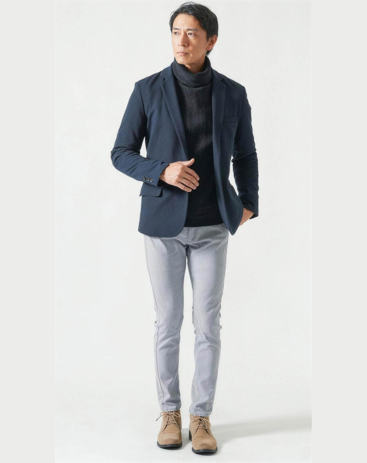 冬の同窓会40代50代の服装3点メンズコーデセット  ネイビーテーラードジャケット×黒タートルネックニット×グレースキニーカラーチノパンツ