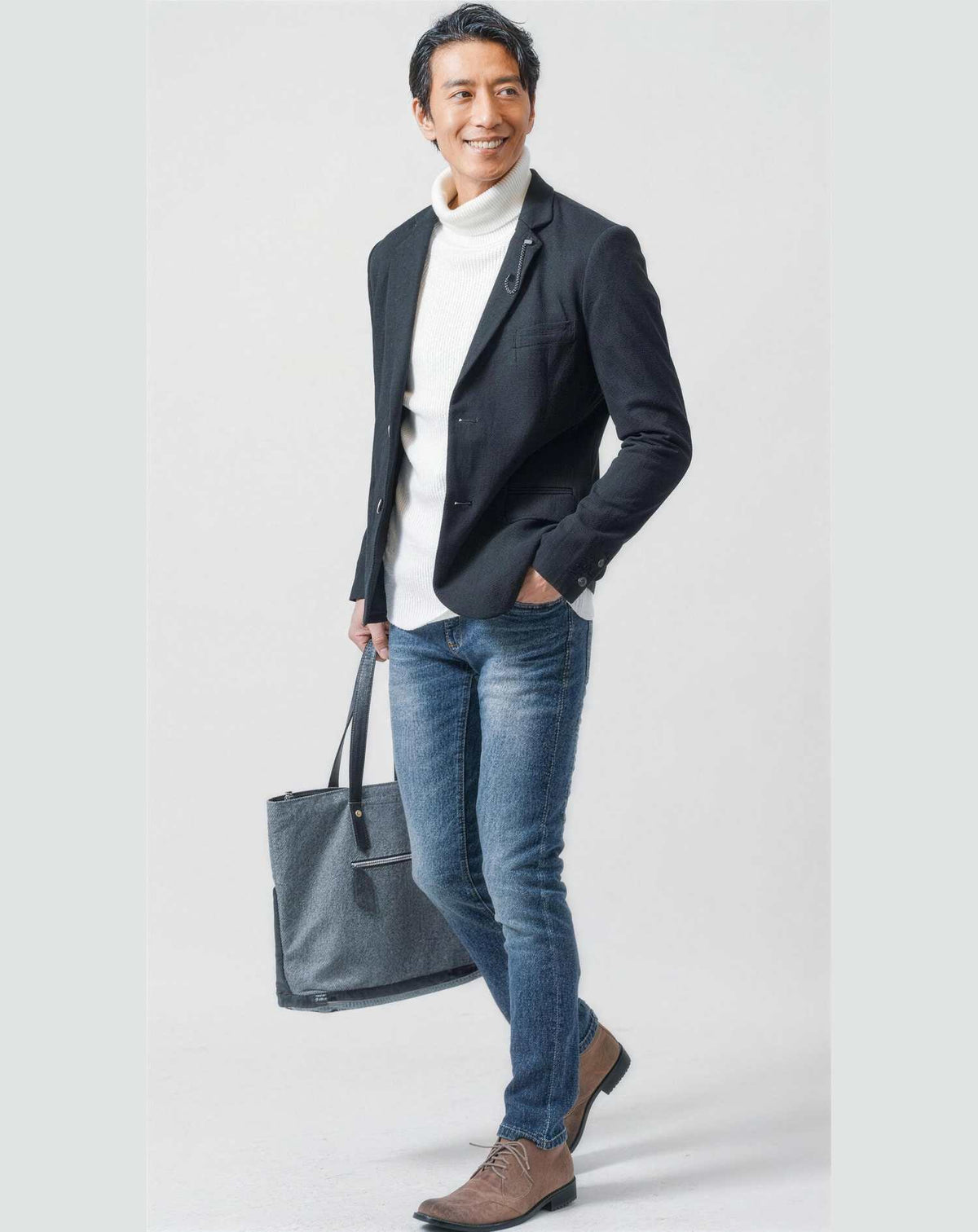 冬の同窓会40代50代の服装3点メンズコーデセット  黒テーラードジャケット×白タートルネックニット×ネイビーデニムパンツ