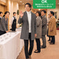 冬の同窓会40代50代の服装3点メンズコーデセット  グレーロングチェスターコート×白タートルネックニット×黒スキニーチノパンツ