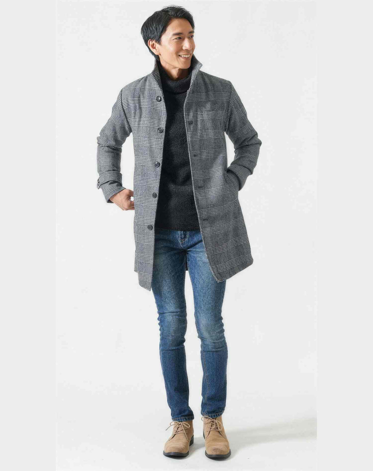 イルミネーションを見に行く時の40代50代の服装3点メンズコーデセット チェックイタリアンカラーロングコート×黒タートルネックニット×ネイビーテーパードデニムパンツ
