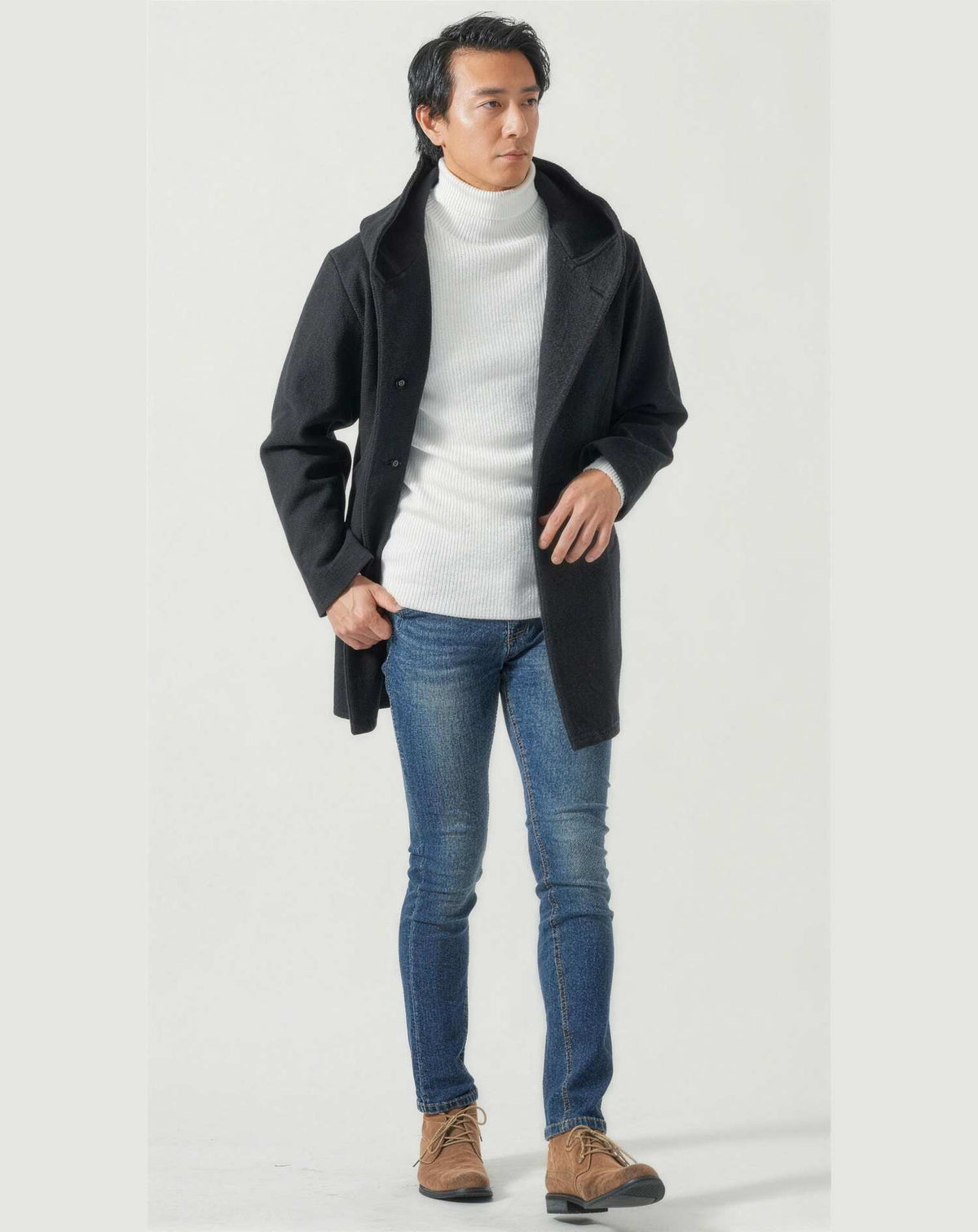 イルミネーションを見に行く時の40代50代の服装3点メンズコーデセット 黒ロングコート×白タートルネックニット×ネイビーテーパードデニムパンツ