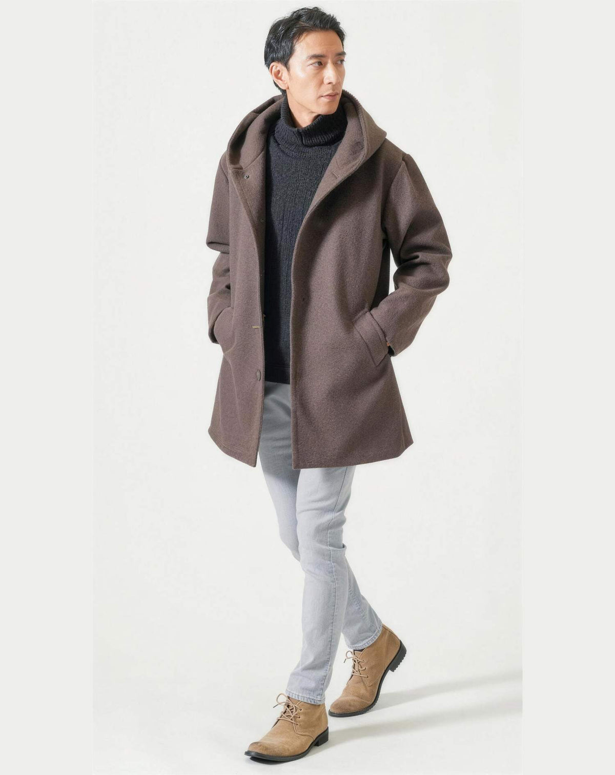 イルミネーションを見に行く時の40代50代の服装3点メンズコーデセット ブラウンロングコート×黒タートルネックニット×グレースキニーカラーチノパンツ