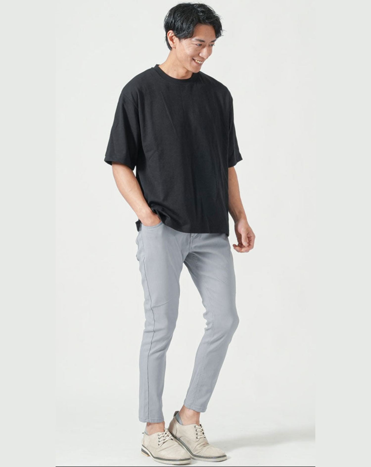 マッチングアプリ婚活初対面夏のカフェデート向け2点コーデセット 黒オーバーサイズ半袖Tシャツ×グレースリムアンクルパンツ