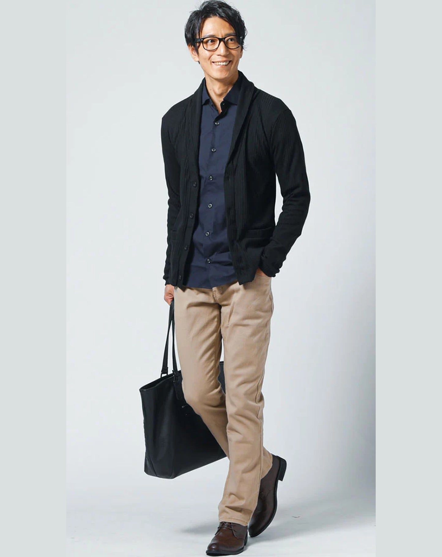 マッチングアプリ婚活初対面カフェデート向け3点コーデセット 黒ショールカーディガン×ネイビー長袖シャツ×ベージュスリムパンツ