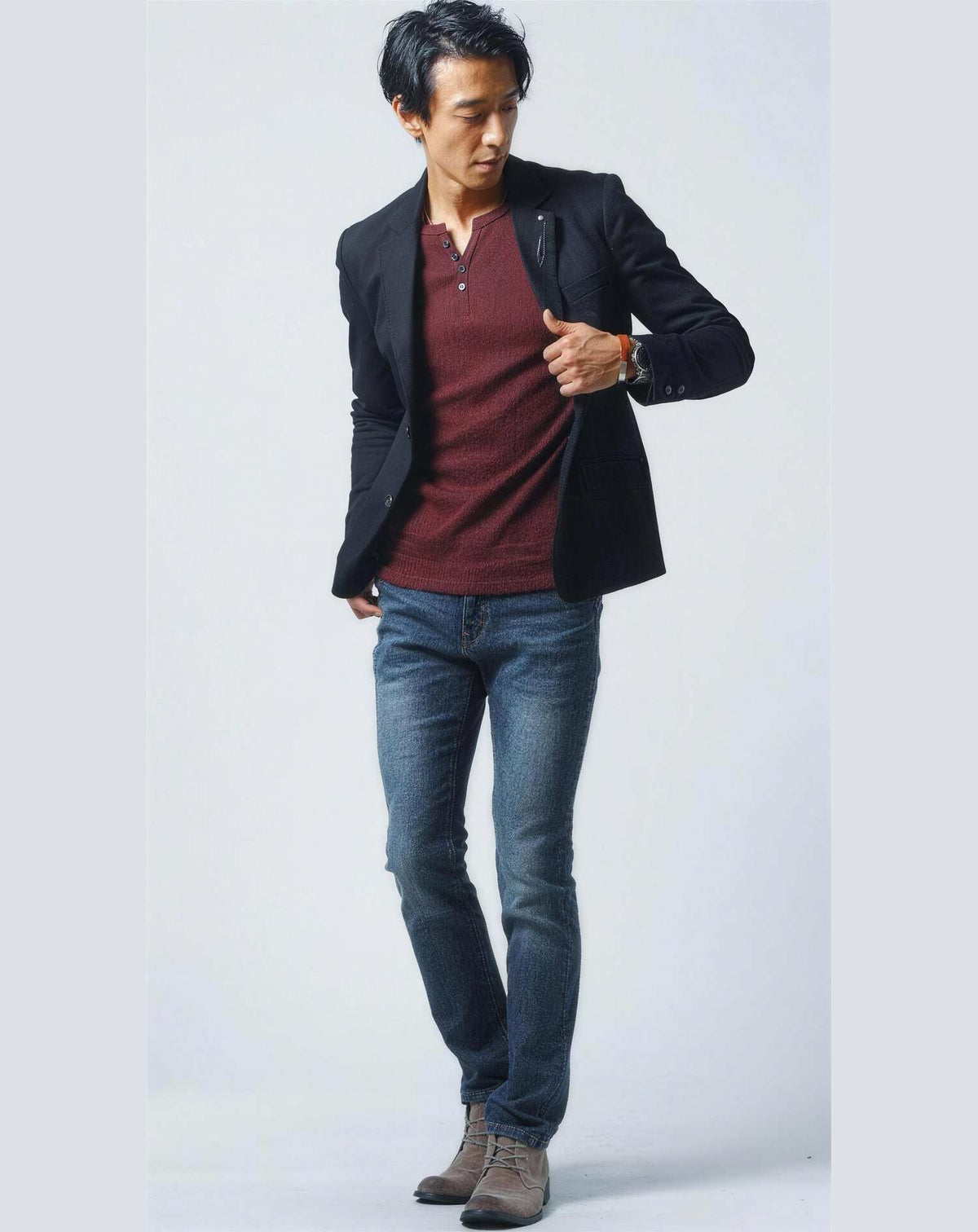 美術館40代50代の服装3点メンズコーデセット 黒テーラードジャケット×ワインヘンリーネックＴシャツ×ネイビーデニムパンツ