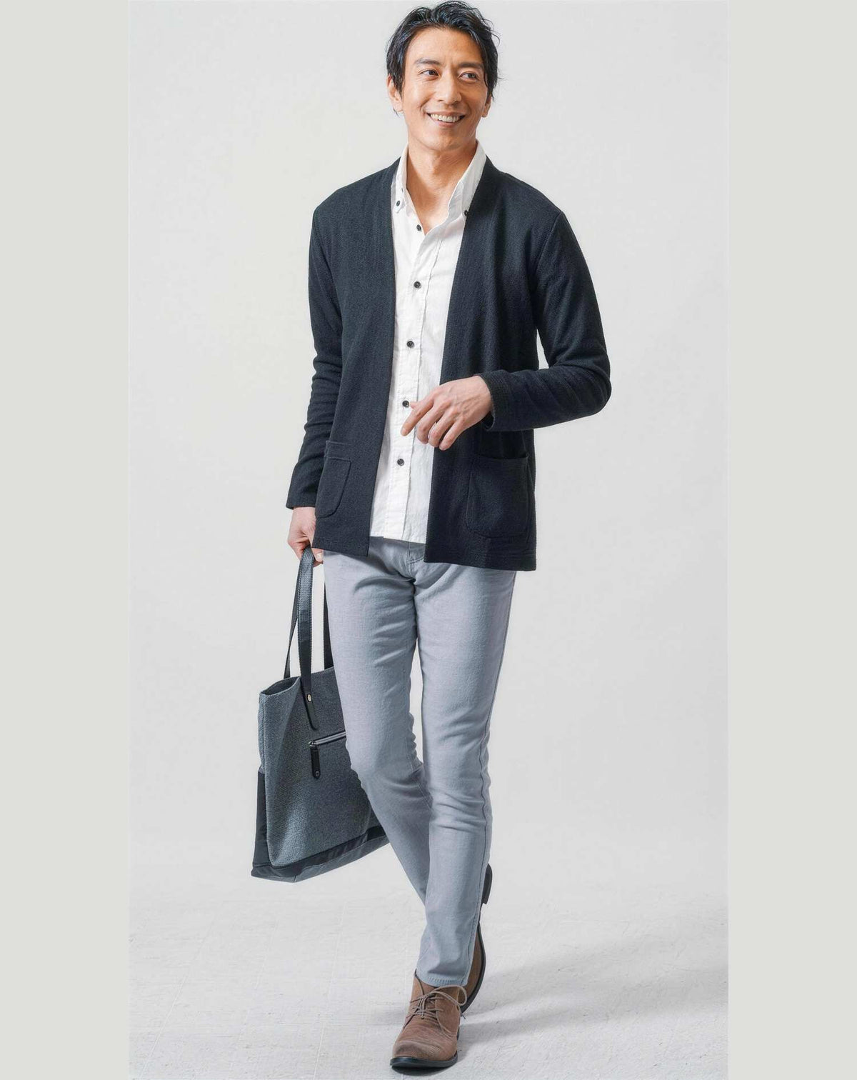 美術館40代50代の服装3点メンズコーデセット 黒カーディガン×白シャツ×グレーパンツ