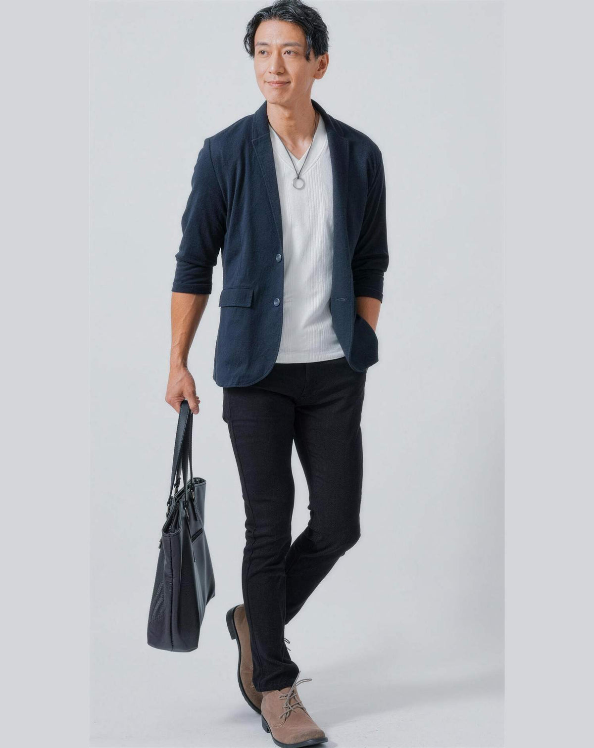 美術館40代50代の服装3点メンズコーデセット ネイビーテーラードジャケット×白Tシャツ×黒パンツ