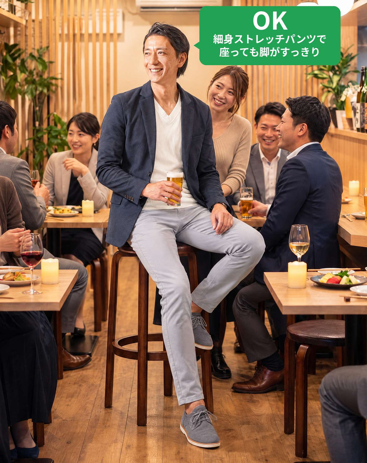 飲み会40代50代の服装3点メンズコーデセット  ネイビーテーラードジャケット×白VネックTシャツ×グレーテーパードパンツ