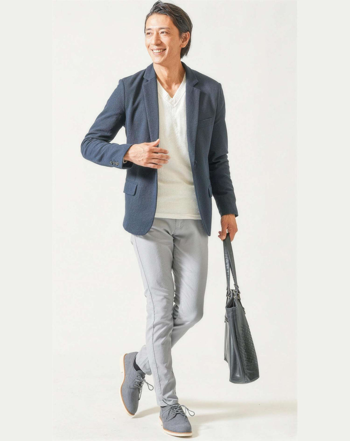 飲み会40代50代の服装3点メンズコーデセット  ネイビーテーラードジャケット×白VネックTシャツ×グレーテーパードパンツ