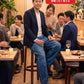 飲み会40代50代の服装3点メンズコーデセット  ネイビーテーラードジャケット×白VネックTシャツ×グレーテーパードパンツ